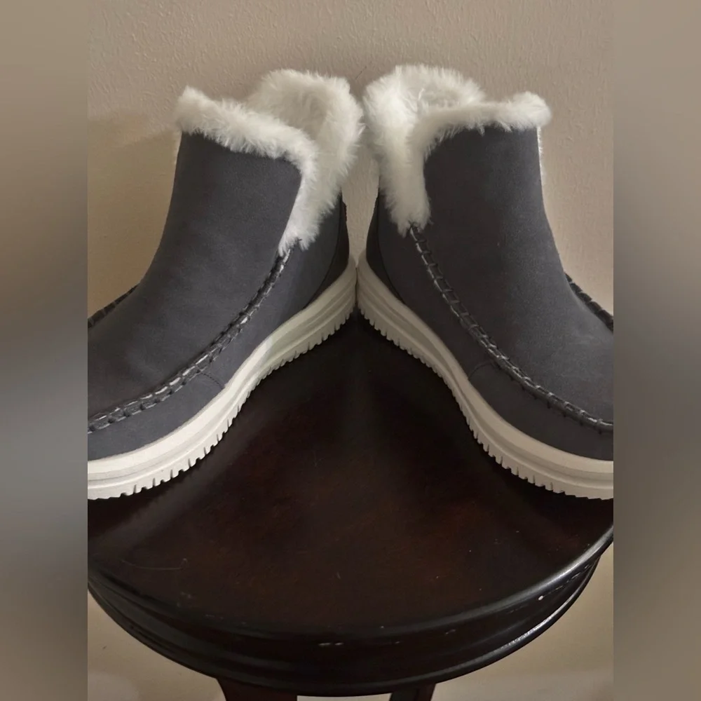 Hey Dude Charcoal and White Faux Fur Lined Slipper - Picture 5 of 8